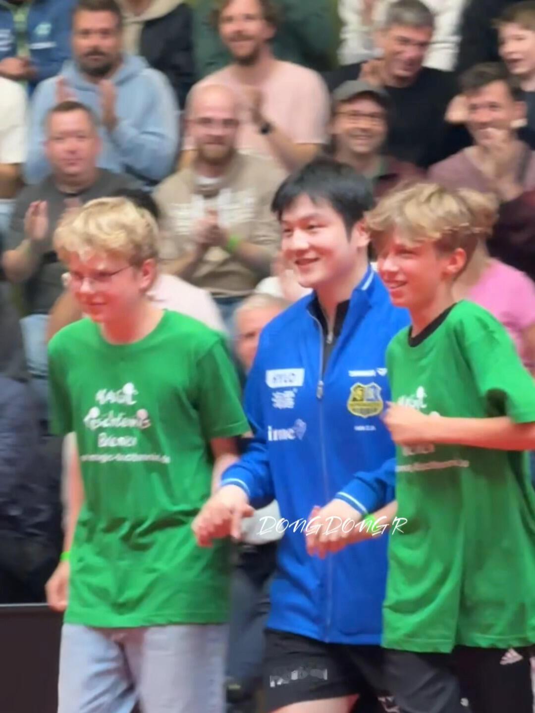 樊振东带着两个小球童，真的好怀念，三人欢乐入场，明明就是三个小孩哥，太真诚了，暖