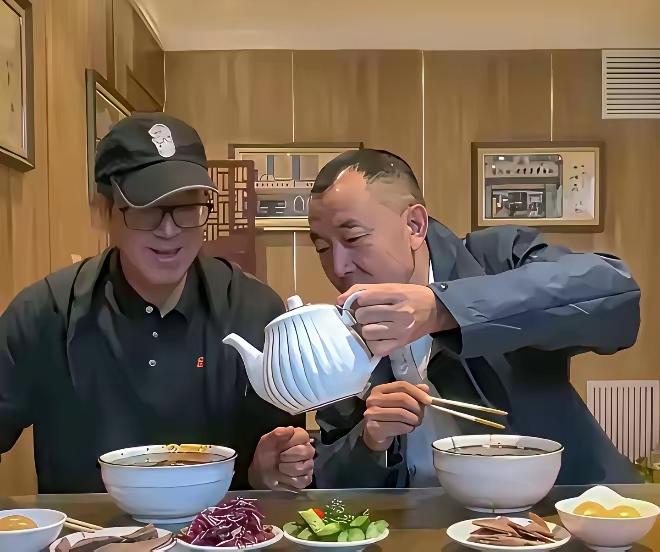 上下级之间不必这样，领导干部退与不退都不宜这样。不管什么人在工作中都应挺直腰杆，