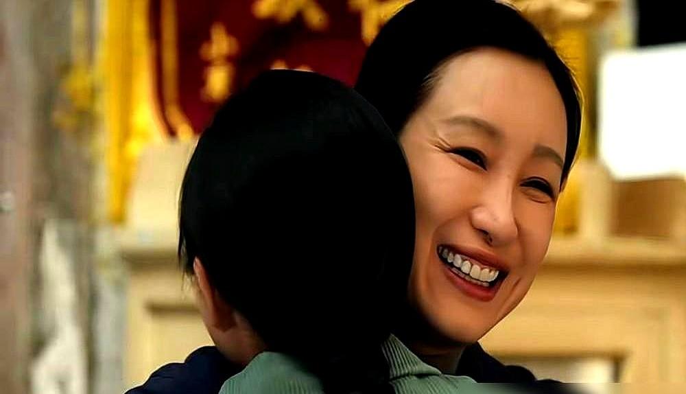 导演死活不喊停，就看着秦海璐笑到妆花，苗阜一口茶全喷出来。

张嘉益顶着个戏曲大