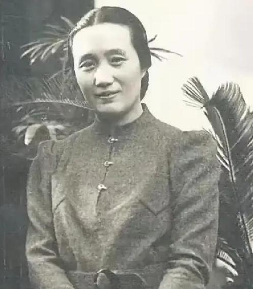 1942年，董竹君爱上已婚的陈清泉。陈清泉的夫人对她说：“你知道破坏别人家庭很痛