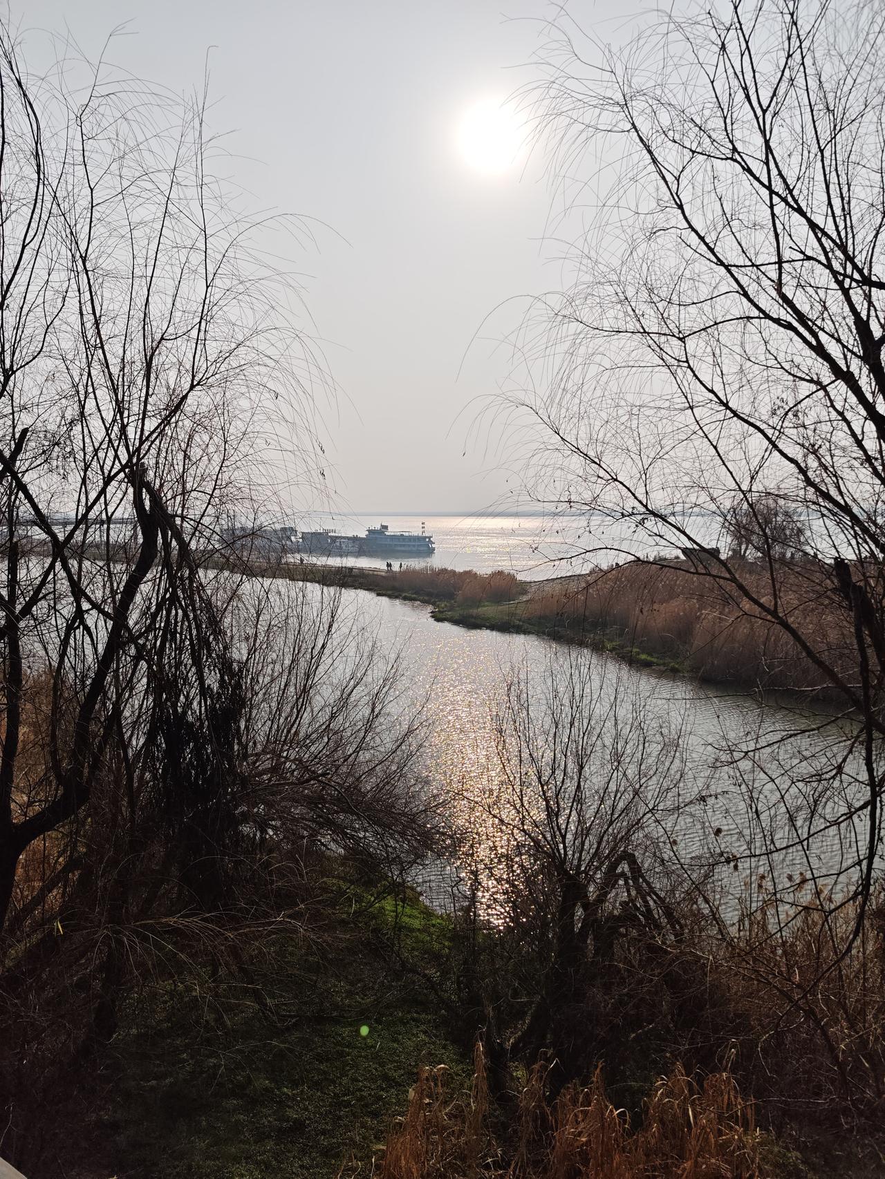 如果四十多岁了，社保交够二十年了，
有几十上百的存款，或者卖了房子有几百的存款。