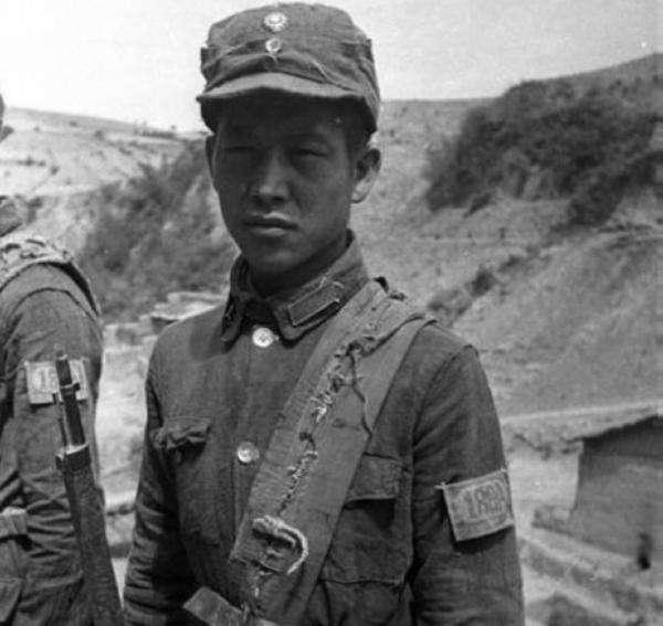 1940年，21岁的八路战士被敌军追赶，18岁的姑娘为了救他，便与他假扮其妻。4