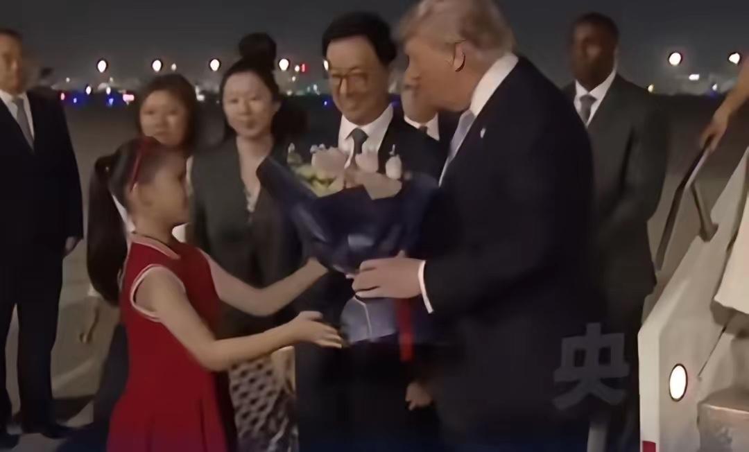 在今晚的迎接仪式中
最令我感动的不是整齐划一的仪仗队
也不是现场热情的欢迎人群，