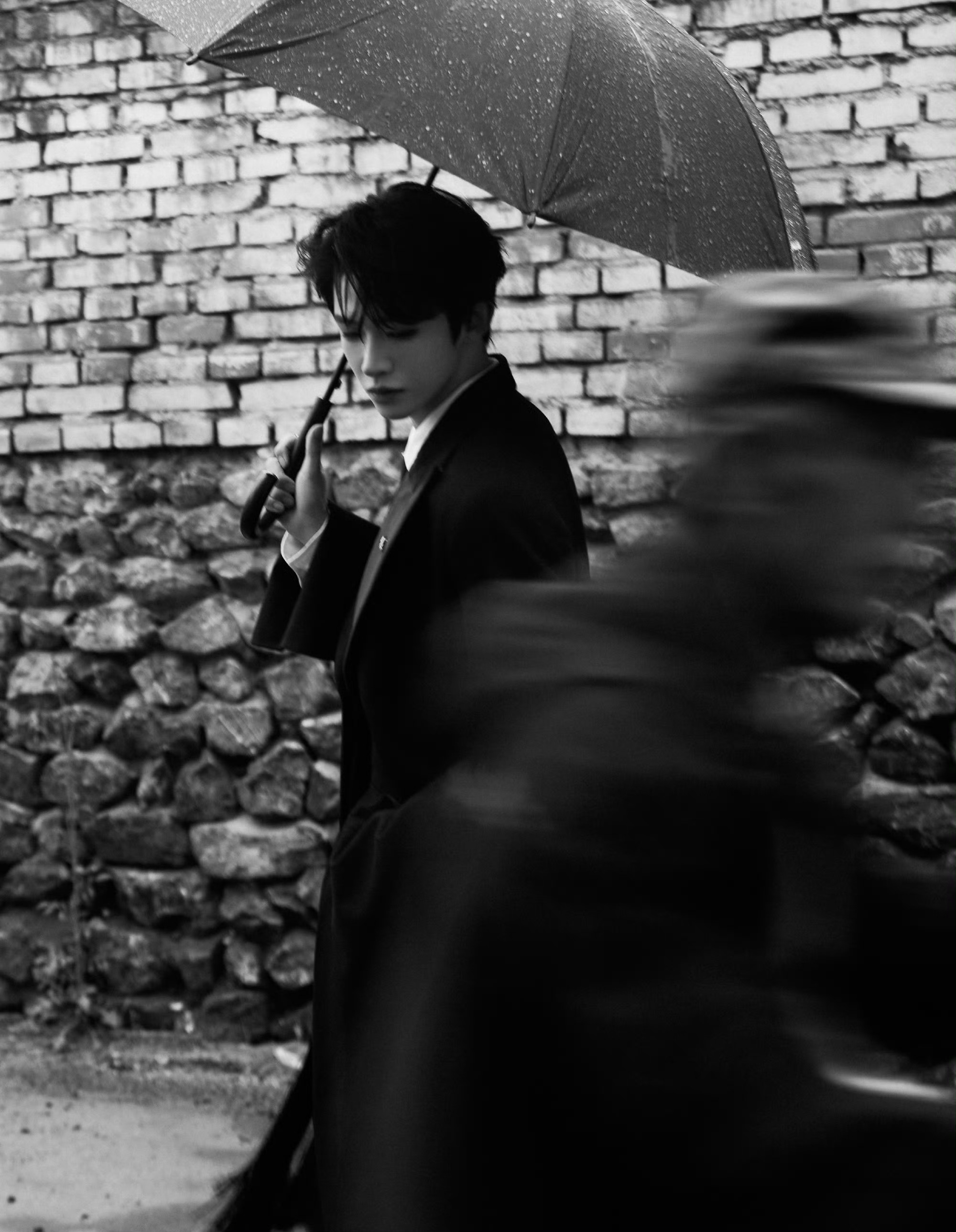 刘宇全黑造型出席北京国际电影节红毯，出席电影活动，出发图自然是氛围感十足的电影级