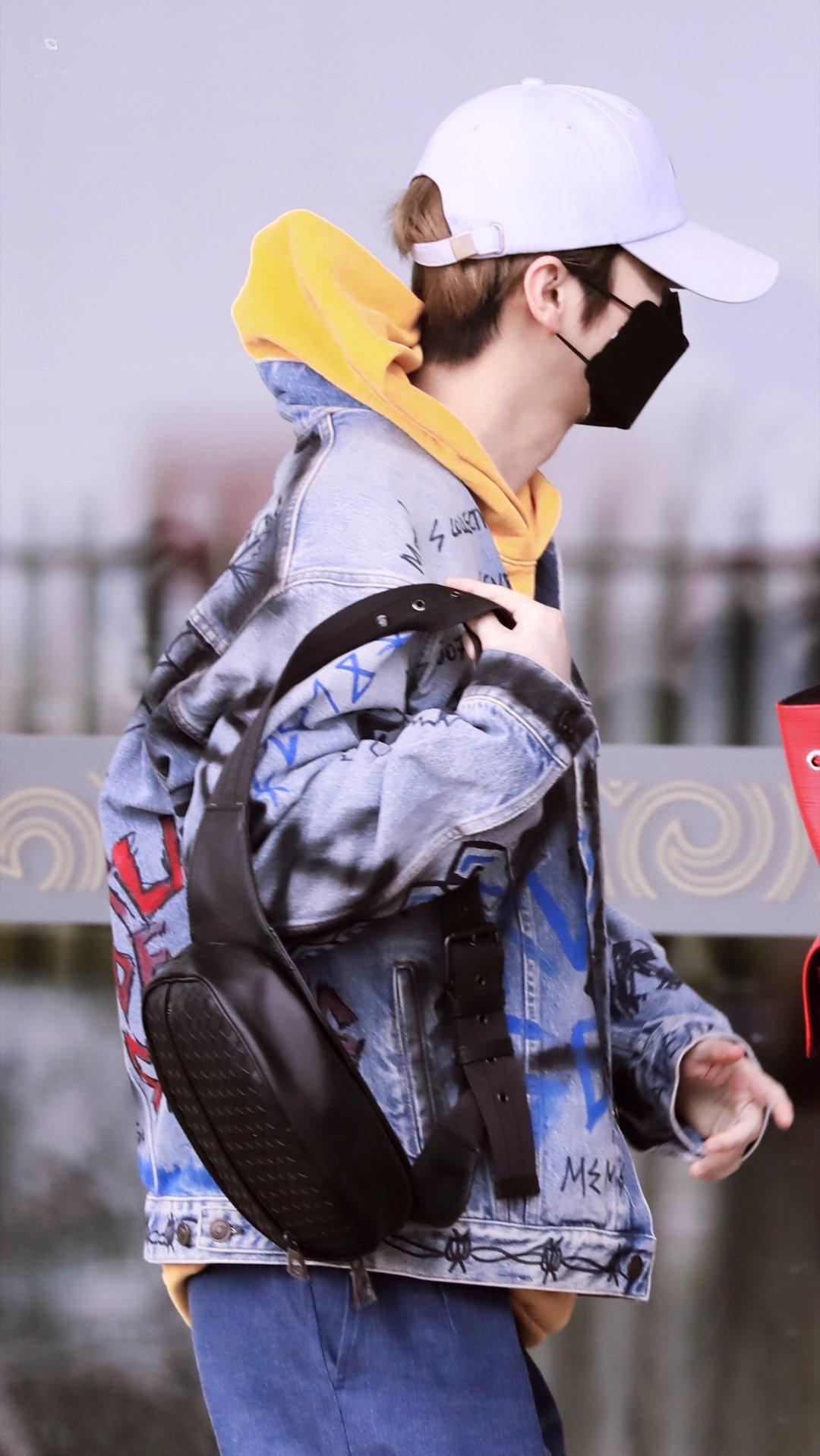 #鹿晗[超话]#鹿晗这身打扮看起来真的是非常青春男大啊，风格很不错，太喜欢了 ​