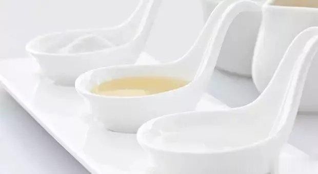 白醋泡脚[ 净化血液 美白祛斑 ]具体操作1、净化血液很多人不知道，用醋泡脚时，