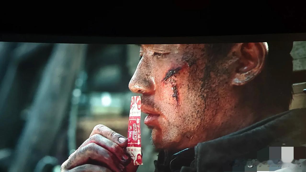 偷偷告诉你们……
拍打戏因为消耗太大，你龙哥在片场会吃士力架补充体力！然而他辛苦