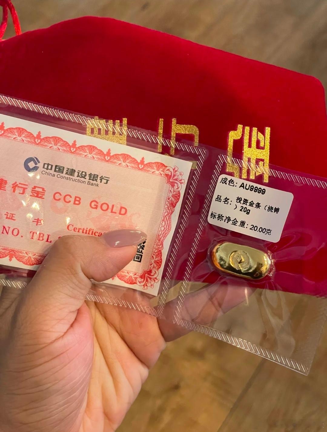 顺丰派送金条的时候当面拆开检验这种操作我知道这是保障双方的但是我看着快递小哥拆的