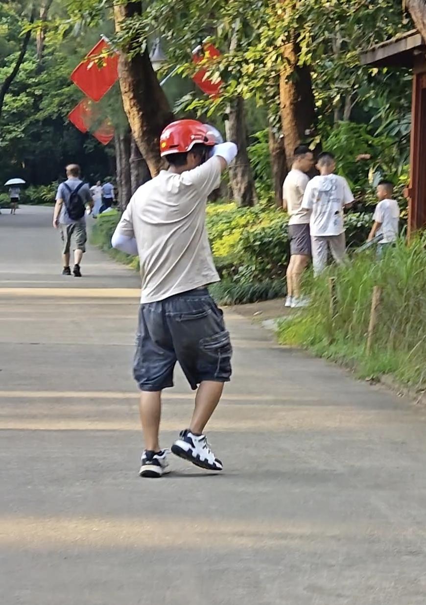 在公园深处点外卖，可把这位外卖小哥折腾的够呛。我之所以会关注这位外卖小哥，是因为