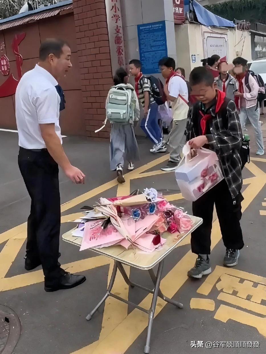教师节到了，一大早，一群小学生带着买的礼物准备进学校， 可突然发现他们学校校长站