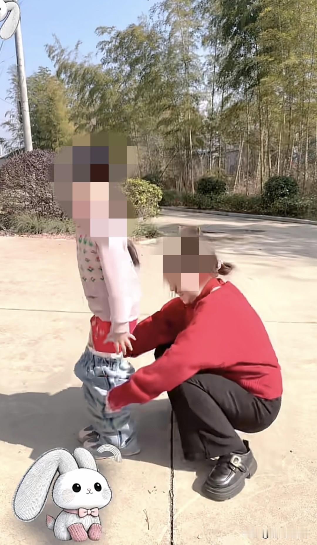 进行网上很流行忽悠脱小孩裤子的游戏，但有些家长或者长辈为了流量，完全没有底线或者