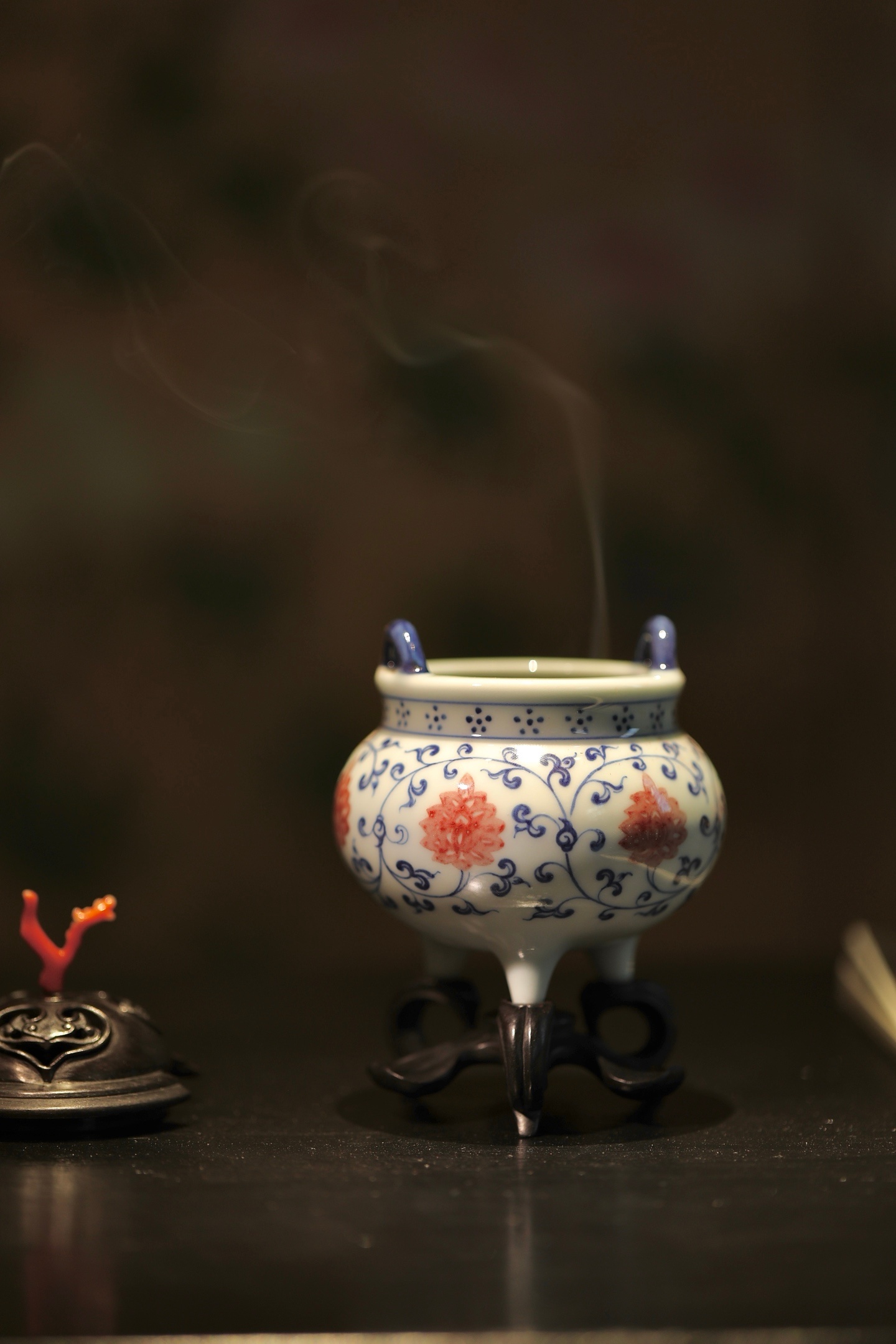 瓷炉 | 三足香炉青花釉里红三足瓷炉，器身满绘缠枝莲纹，蓝线婉转缠裹朱砂红花，瓷