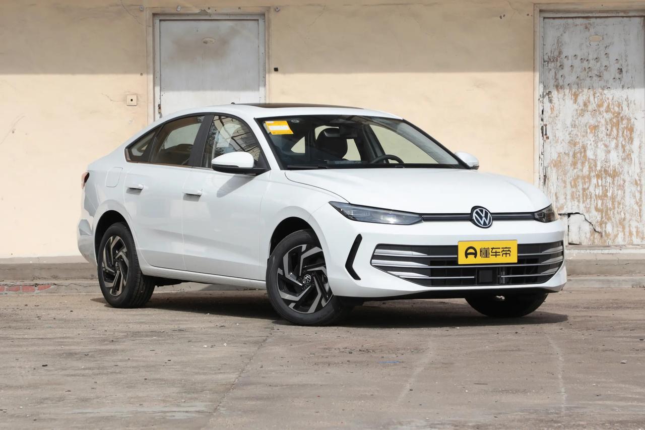 在我看来，大众朗逸Pro是一款适合普通家用的合资轿车，外观属于萝卜青菜各有所爱，