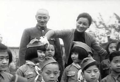 台中，1966年冬夜，灵堂里烛火摇晃。香灰积了厚厚一层，供桌上一碗白米饭插着筷子