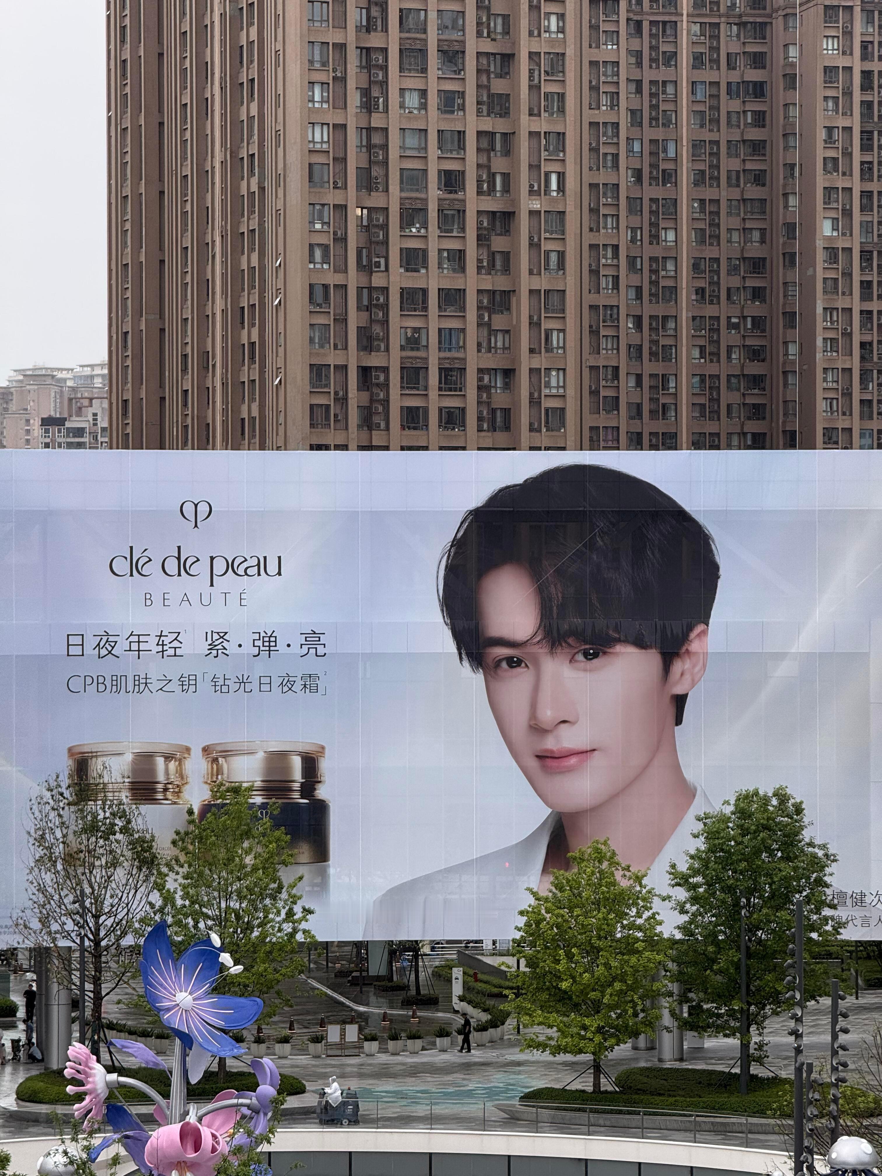 檀健次成都万象城超大巨幅广告 