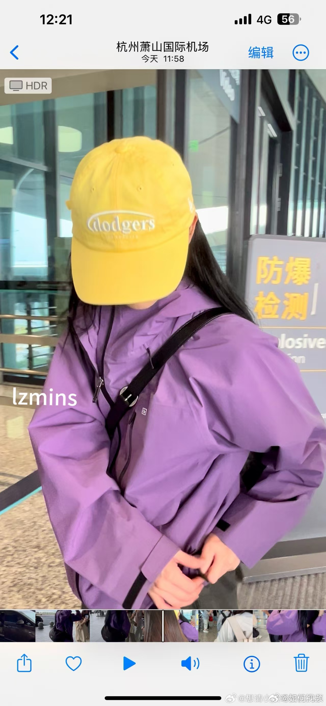 周洁琼萌萌的很安心周洁琼美而萌之紫色冲锋衣搭配小黄帽，周洁琼活力感直接拉满，又美