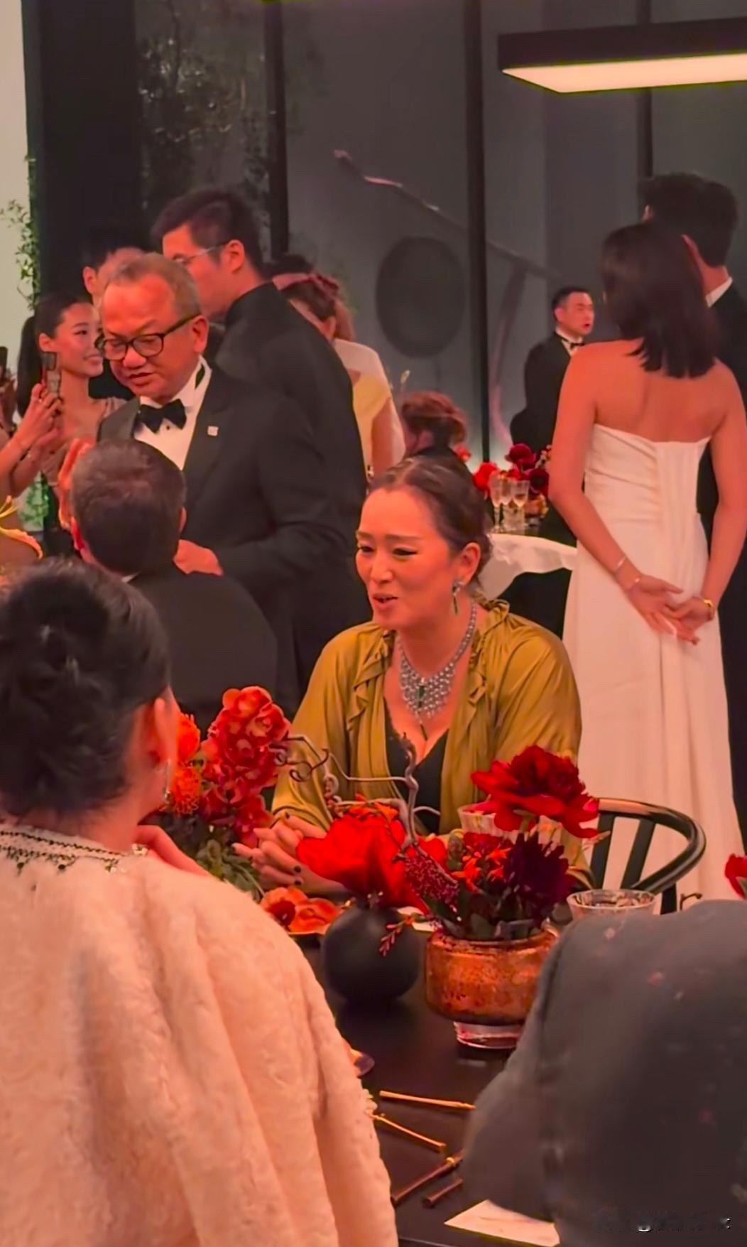 巩俐回北京参加活动，她的状态超好，还是那么漂亮大气迷人！[福][玫瑰]