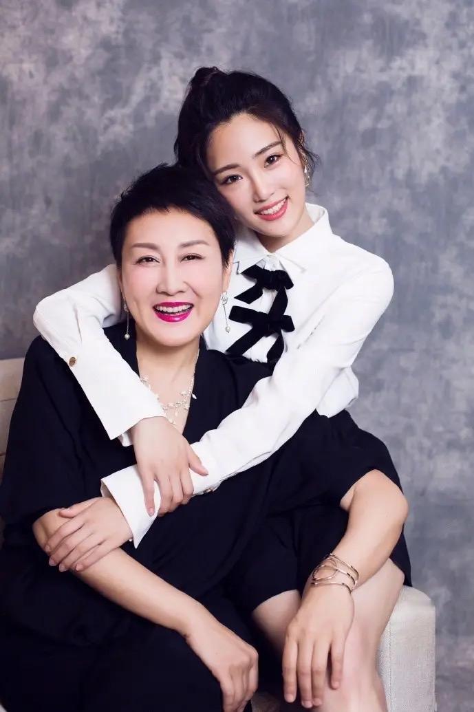看到张凯丽晚年不保才明白：生而不教，不如不生！
要不是张凯丽女儿上综艺
我都不知