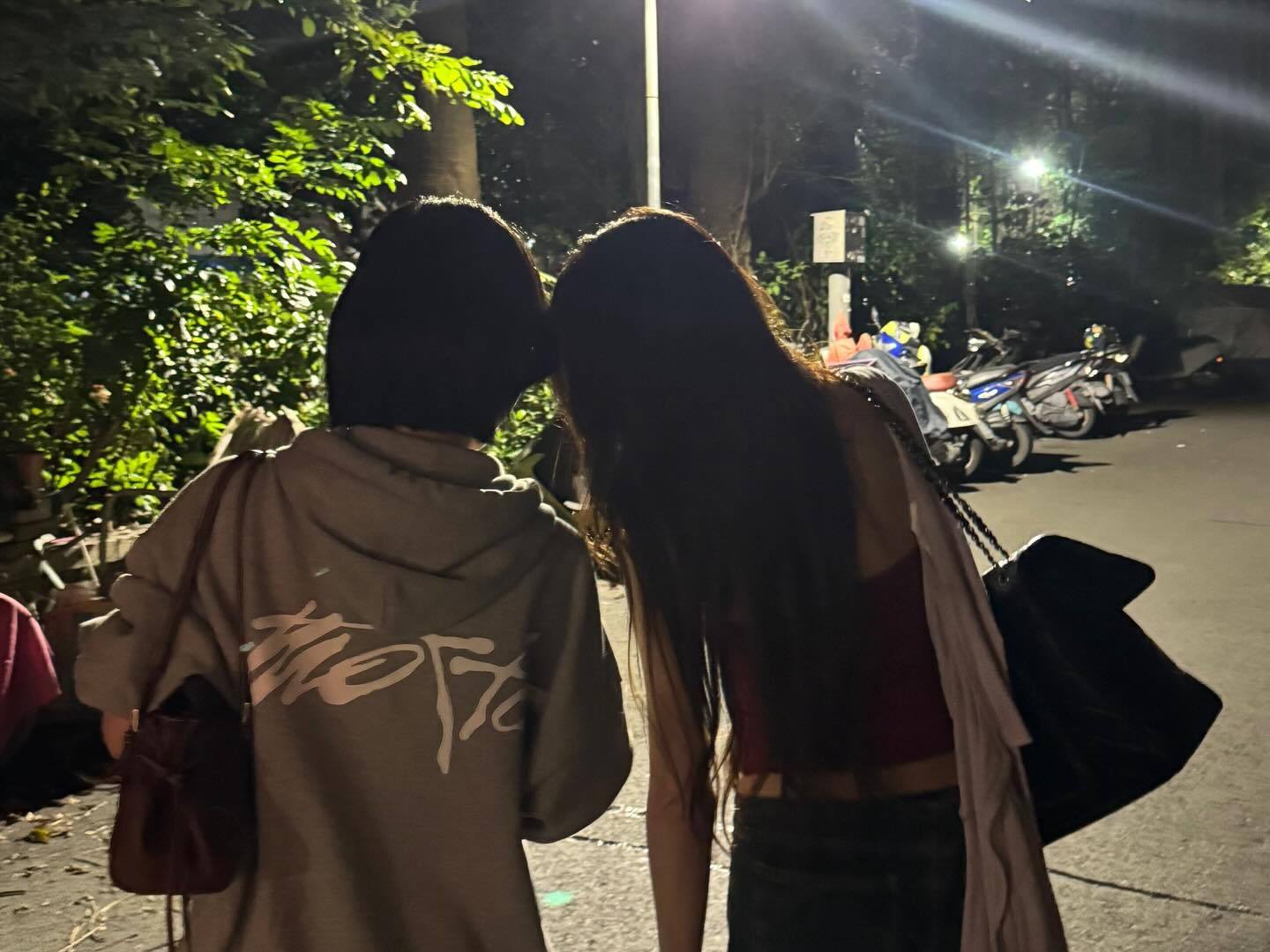 申留真 INS更新🤍🤎 