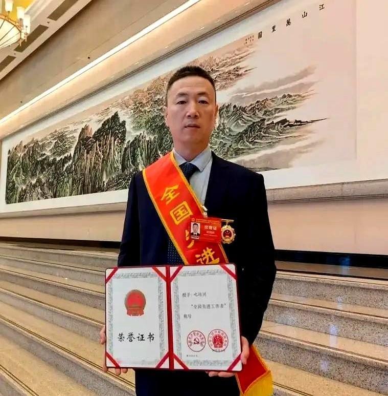 焊花铸匠心！陕西合阳走出大国工匠叱培洲，
叱培洲放着工地上挣大钱的日子不过，转身