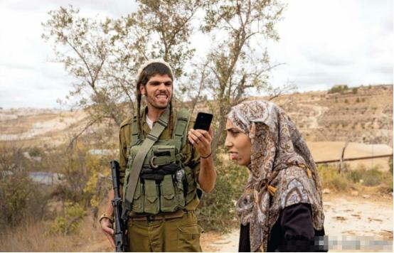 这是一张以色列武装人员，恐吓当地巴勒斯坦女性平民图片。
 
图片里没有激烈的交火