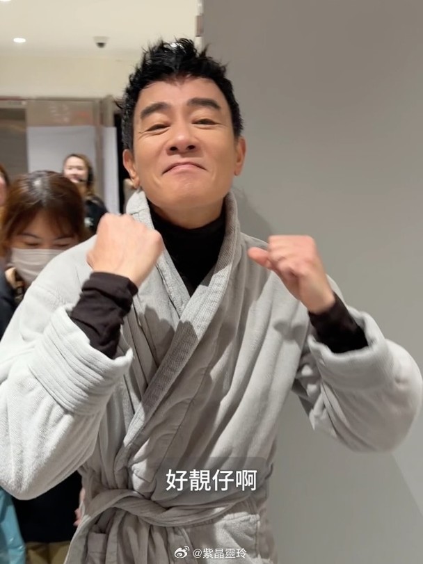 【On.cc】陳小春深圳開唱　鄭希怡黃依汶力撐狂跳熱舞藝人陳小春早前啟動全新巡唱