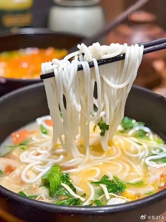 就这么说吧，越是浓稠的汤底，放的调味料就越多，而且都是满满的科技与狠活儿。倒不是