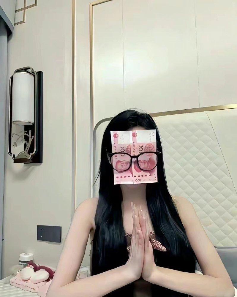 我现在的状态：钱没有 身材没有 长相没有 主打的就是一无所有 . ​​​