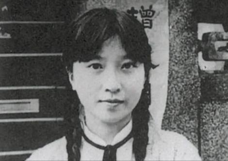 1942年春，青帮头目吴四宝被日本人毒死，他的老婆佘爱珍哭得死去活来。没想到早就