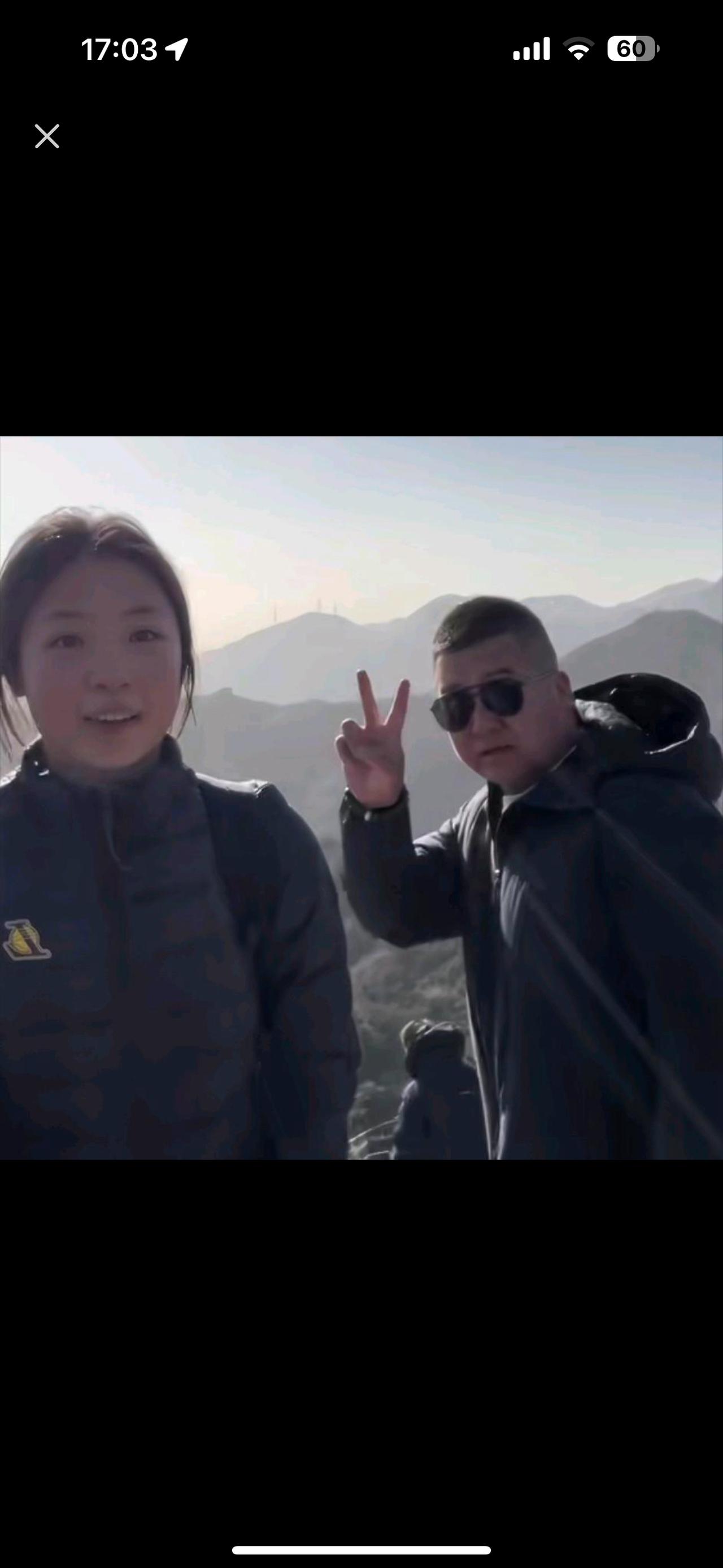 难怪这位墨镜大哥会给予陈欣妍以温暖，

原来他的家里也有一个自己的小棉袄，

看