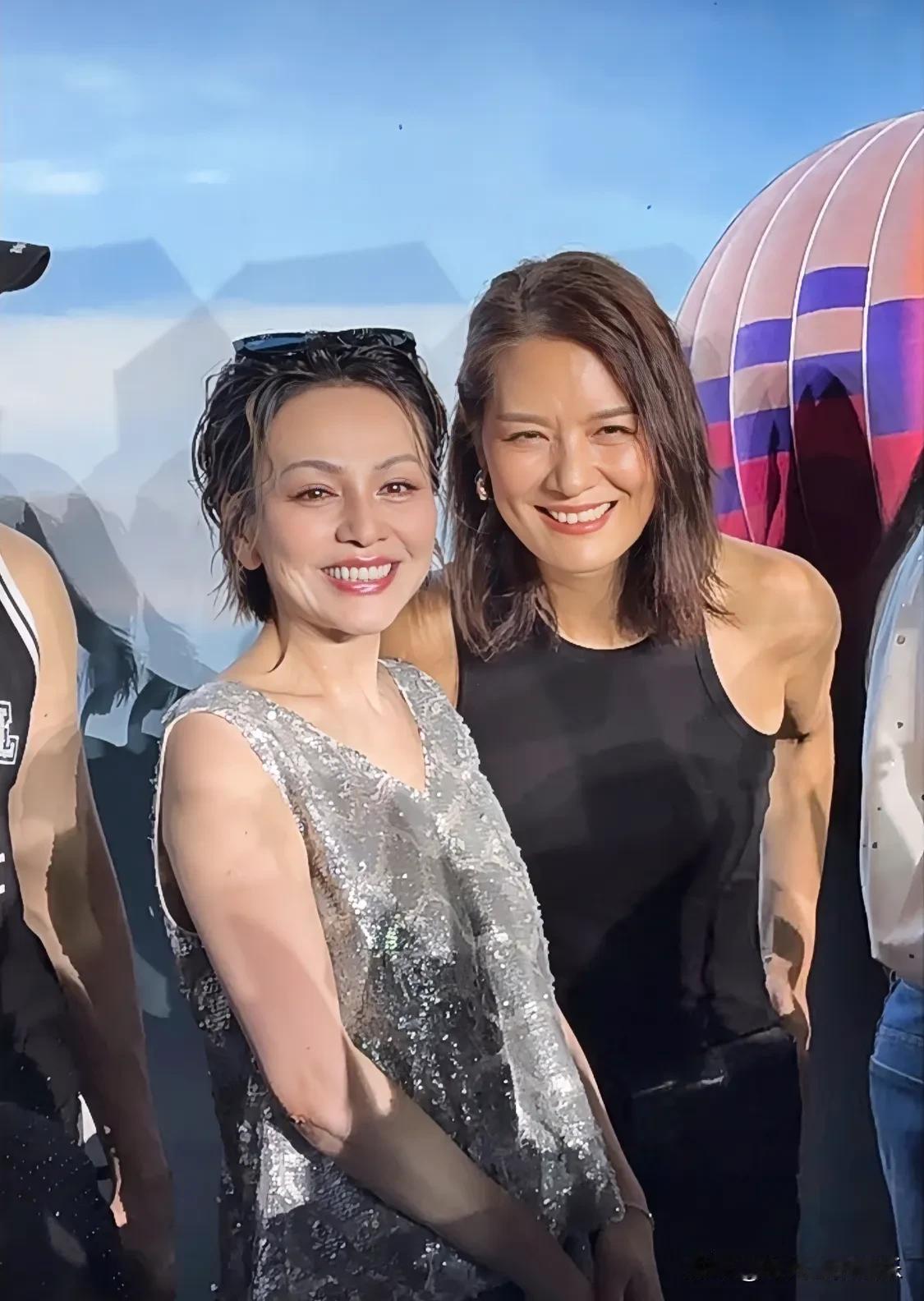 雪姨和瞿颖同是53岁的年龄，一个是皮肤紧致的妙龄少女，一个是健康肤色的阳光美女，