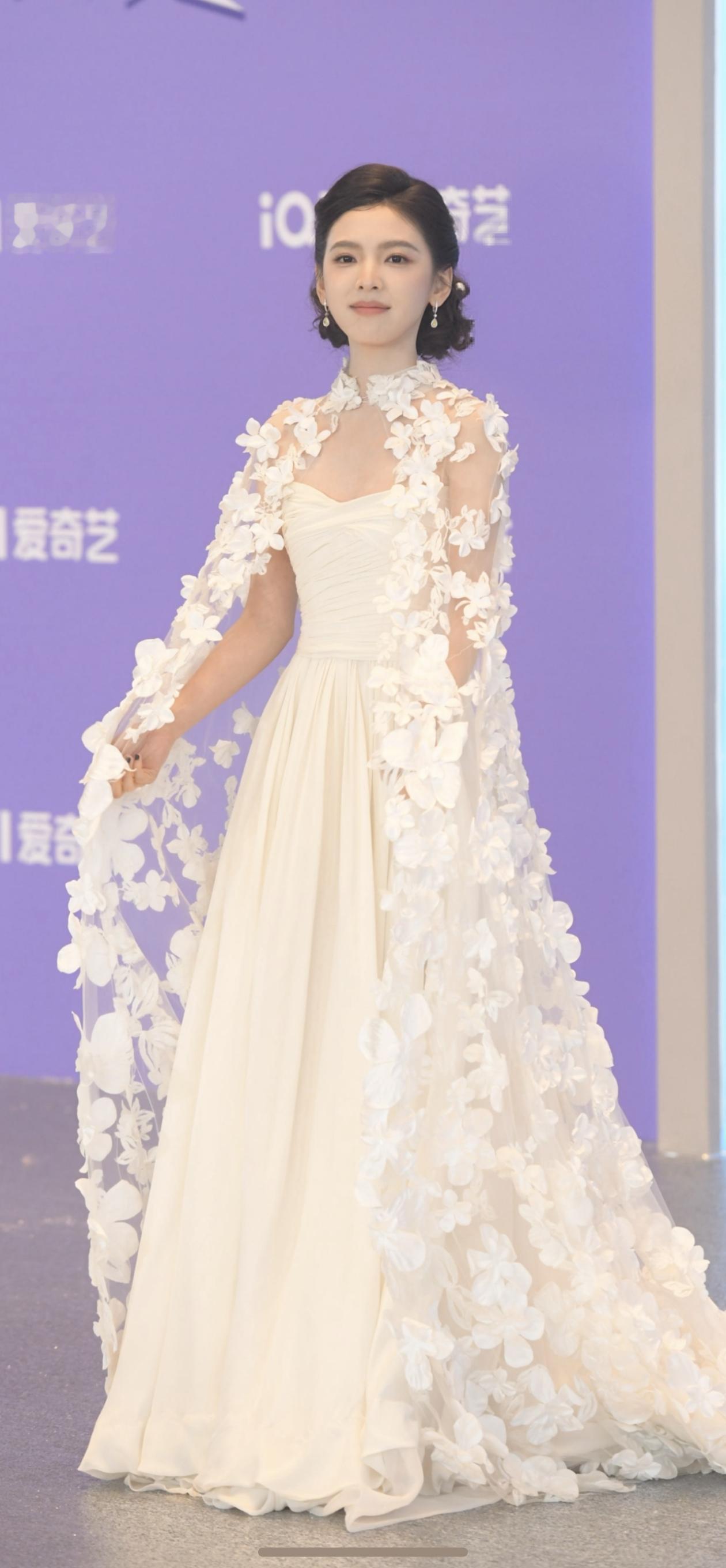 女星谁最耀眼章若楠尖叫之夜红毯生图来啦，完全就是小白花本花啊！的太美了，简直就是