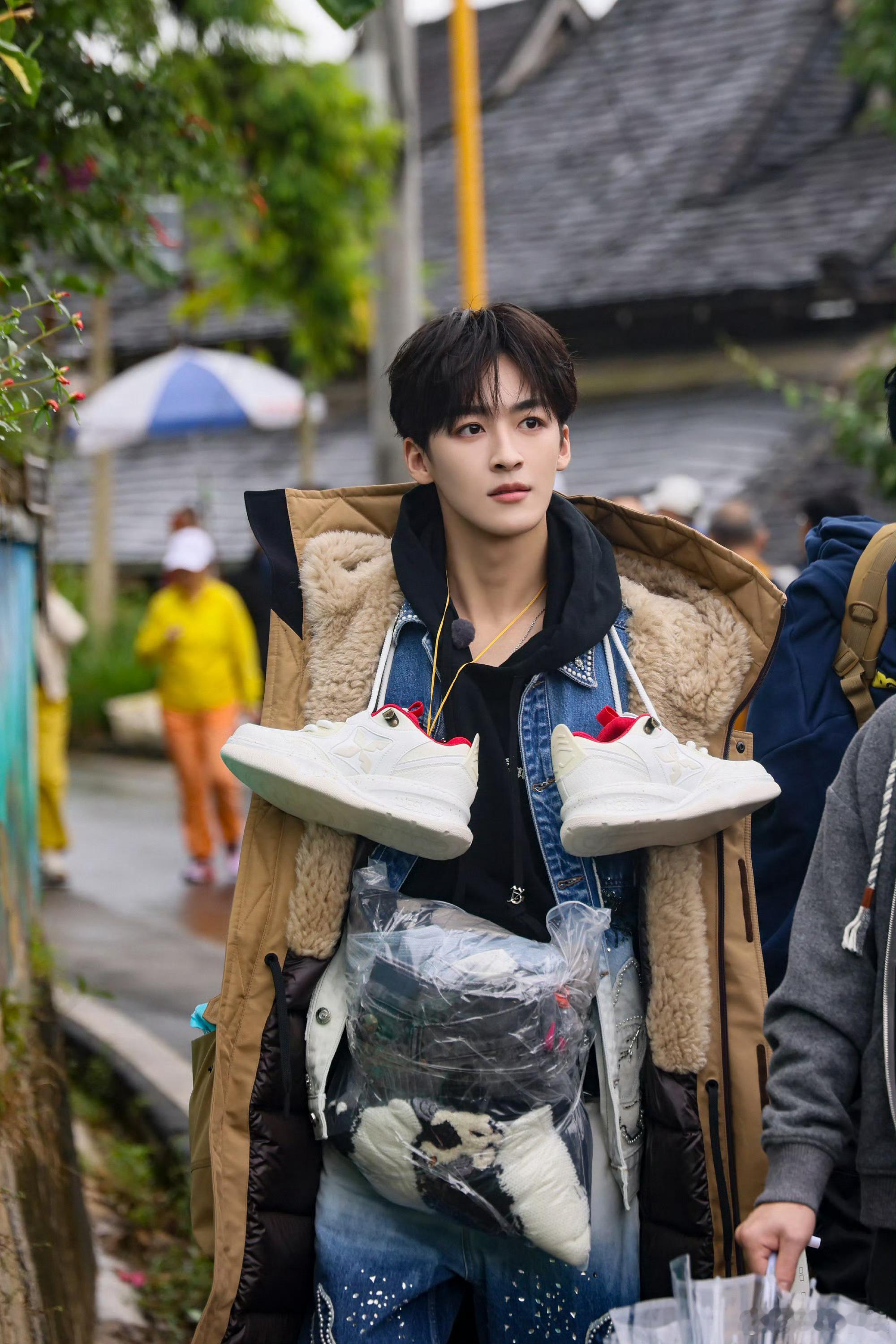 50年内没人能懂何洛洛这装扮 何洛洛去蘑菇屋装备超抽象！胶带粘衣+脖挂鞋，还研究