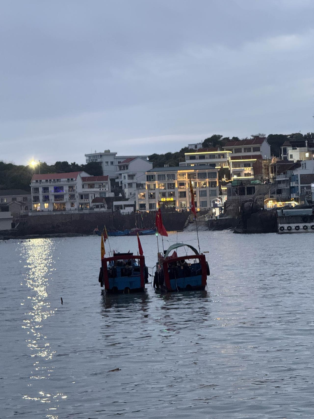 终于来东极岛了！在《后会无期》还没上映就一直想来，却因为总觉得它离我们太近，而一