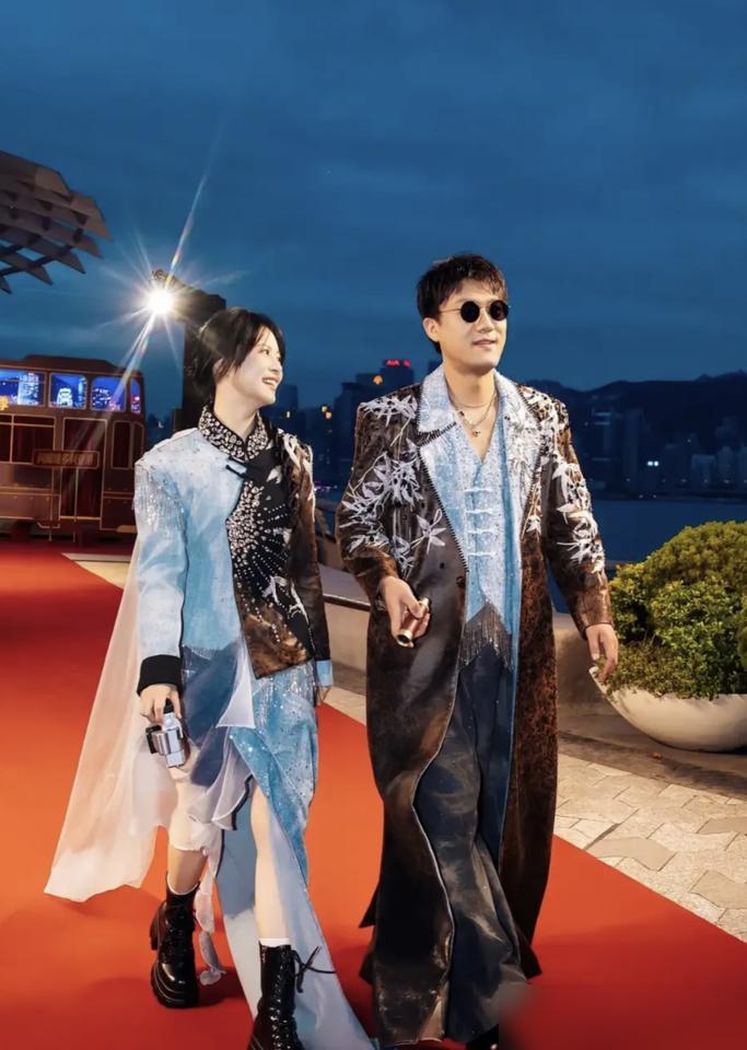 你真以为直播间里砸出几十万买的只是那两句谢谢老铁？别傻了。
 
去年冠羽在二饼力