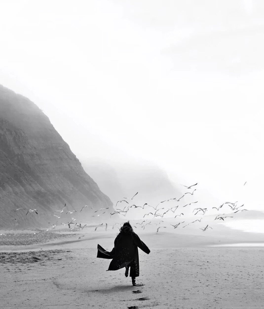 灵魂相近的人，才能看出你的山河万里，三观不合的人，讲话都是翻山越岭 