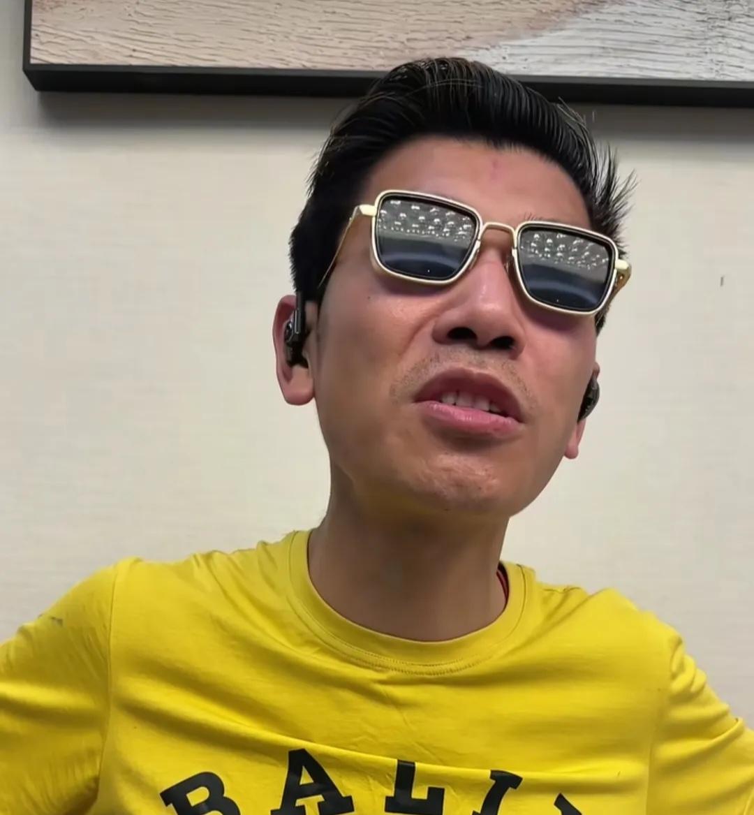 张半仙不应该当股民，应该放娱乐明星！张半仙从绿色头发，到绿色背包，现在有换成黄色