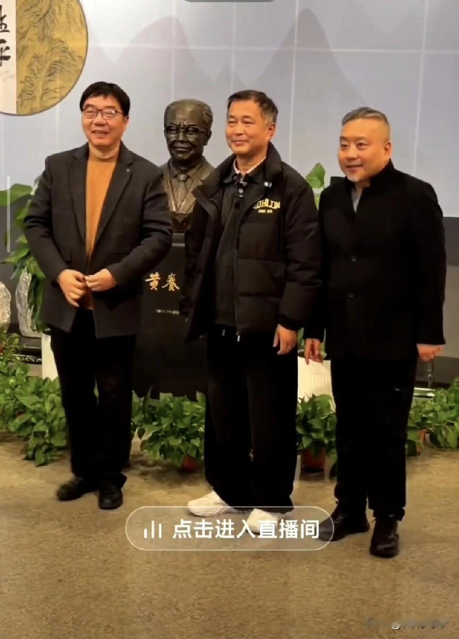 学者沈巍2月7日无锡之行大受追棒欢迎，无锡社会各界贤达人士争相与之合影。
此次无