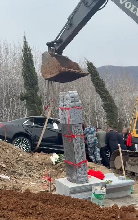 【网传一辆奔驰轿车被土葬】当地回应奔驰轿车被下葬 真车土葬？近日，多段“奔驰轿车