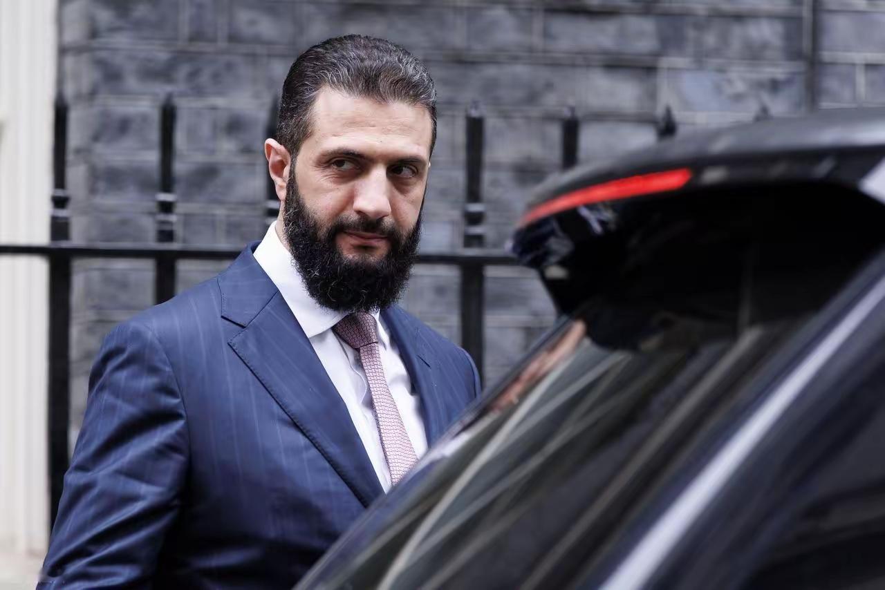 朱拉尼到底多大年纪？40岁出头的人，怎么可能眼角有那么多鱼尾纹？
这张相片已经美