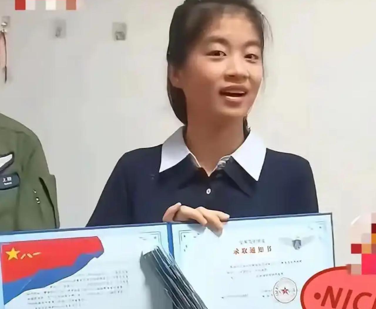 “光宗耀祖了！”女孩听见敲门，以为是录取通知书到了，打开门却看到两位空军女飞行员