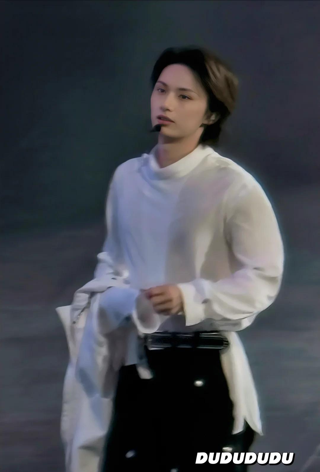 俊啊 妈妈好像拍到神图了
港风大美人！！！！！香港 文俊辉 文俊辉神图 帅得让人