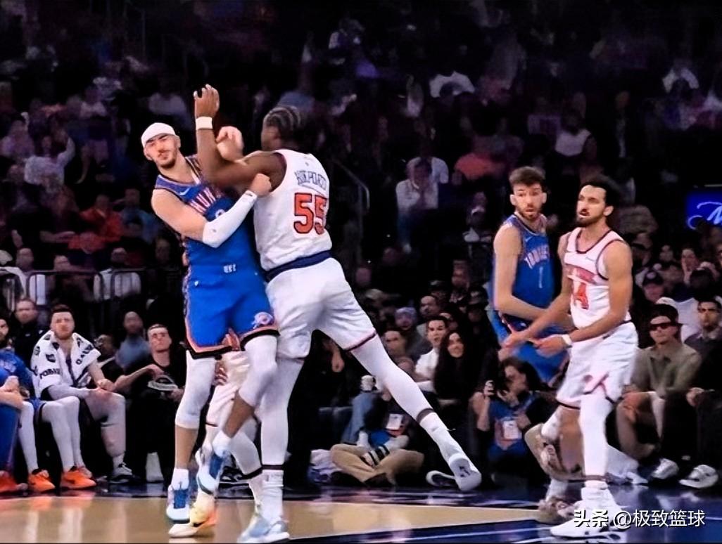 雷霆硬汉卡鲁索真是太难了！在今日尼克斯对阵雷霆的第二节比赛中，卡鲁索在一次激烈的