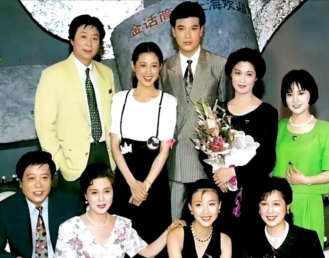 央视主持人杨澜、赵忠祥、倪萍、陈肖一、敬一丹、李玲玉、张宏民等人近日相聚，现场氛