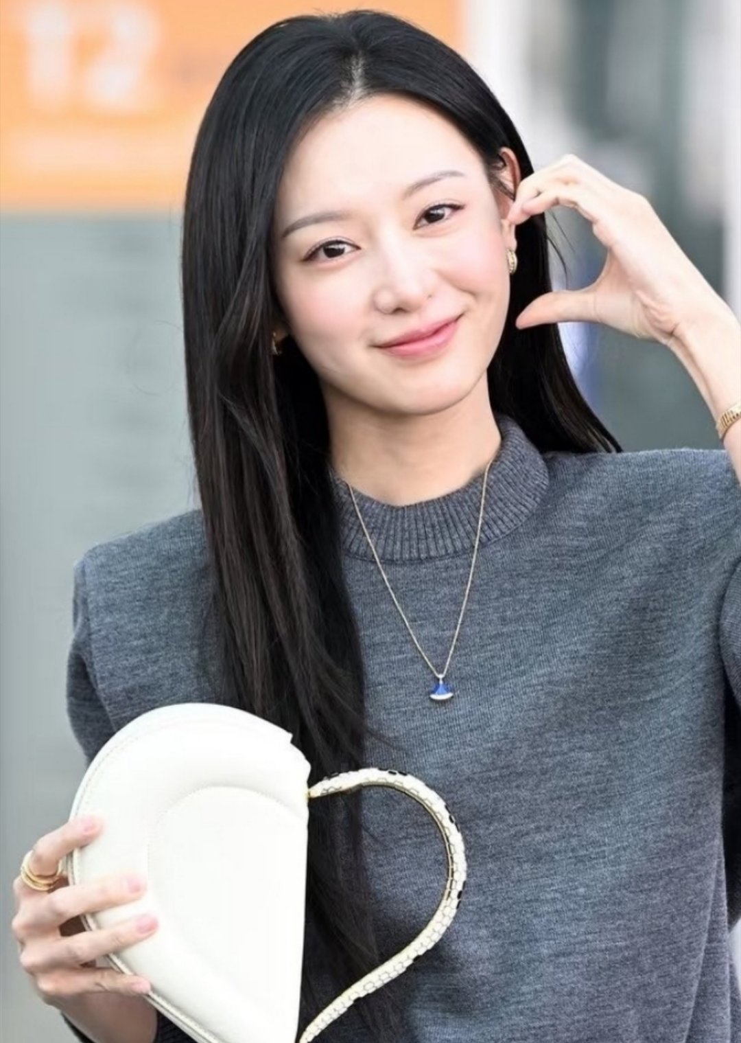 金智媛瘦了好多活动现场一袭黑裙亮相，身形轻盈气质清冷，镜头怼脸状态超能打，这波颜