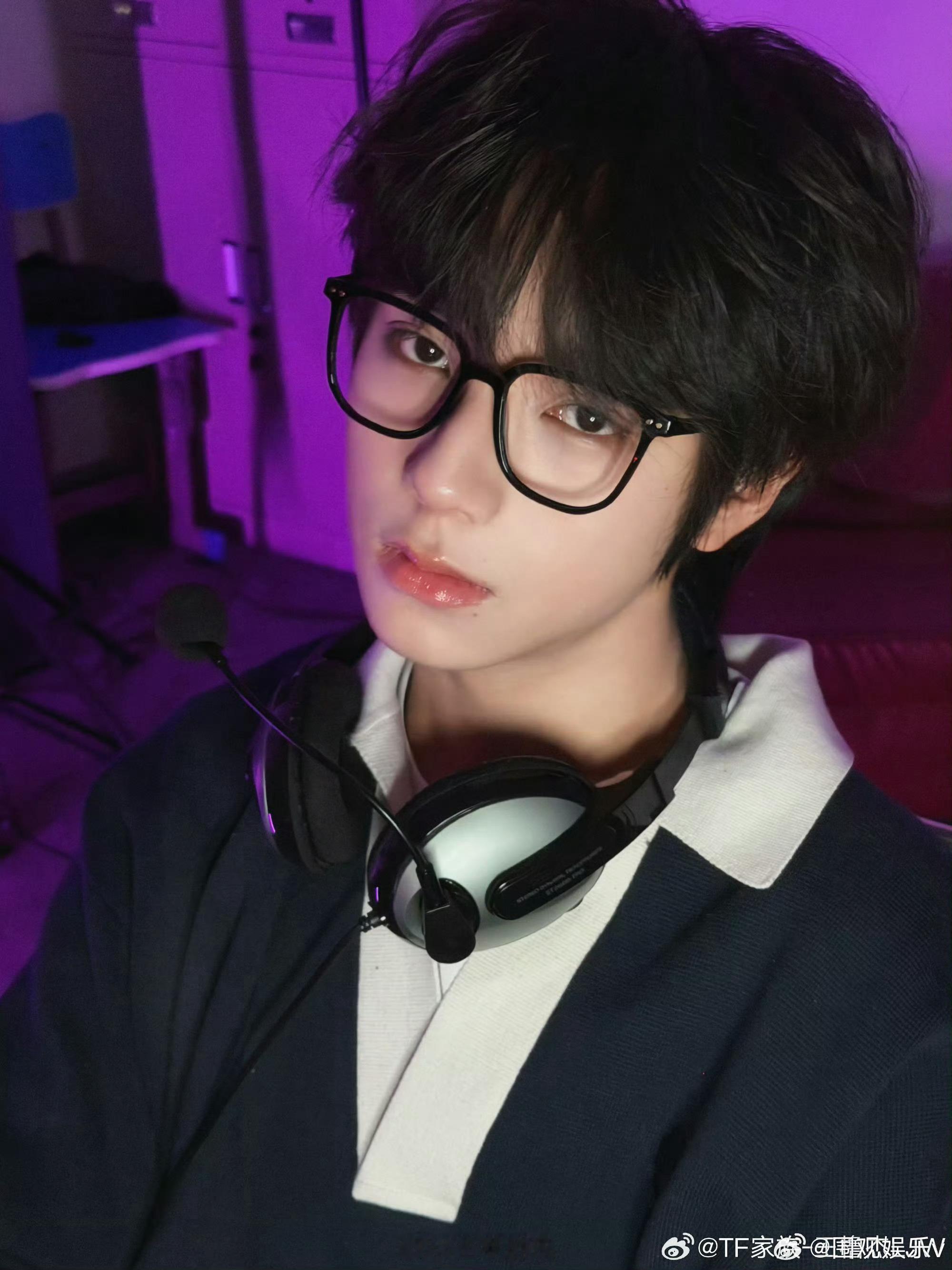 王橹杰黑框电竞男王橹杰开朗明媚的一个人 戴上黑框眼镜也挡不住一脸帅气，多么阳光明