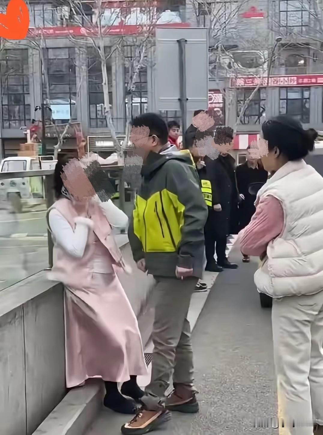 挨了耳光赚三万，言语碰瓷或成暴富新路？
·
扬州停车场那一巴掌，扇出了三万元，也