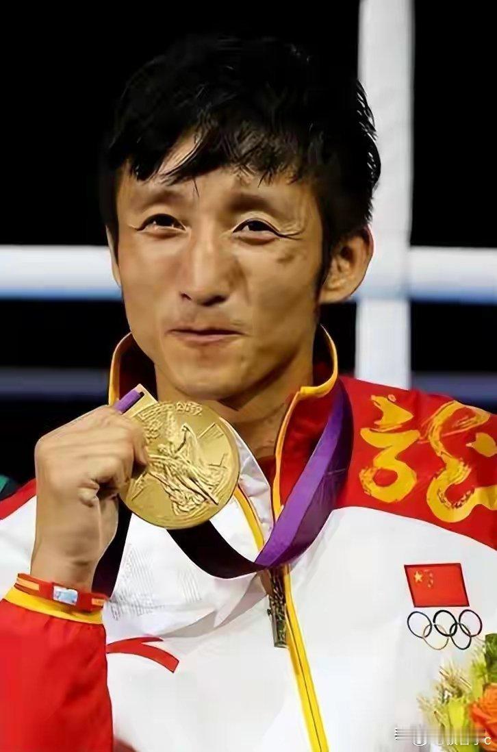 邹市明45岁重返拳击赛场有人说这是为了还债的无奈之举，也有人说是对热爱的最后倔强