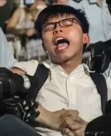 黄之锋认了勾结外国势力罪。
不过美媒披露，
黄之锋律师称其已日趋成熟，
希望能够