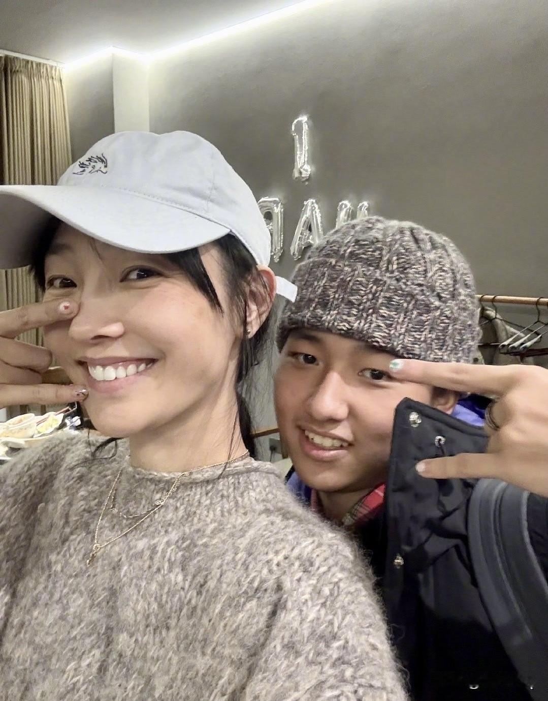 白百何晒与儿子元宝合照，母子俩一同做了美甲。元宝长得特别像爸爸，但又综合了妈妈的